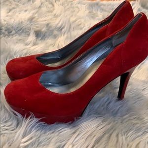 GUESS red velvet heels 👠 ❤️